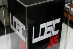 Klosz-z-plexi-z-logo-Logic-01