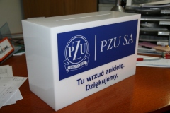 Urna-z-plexi-pzu-sitodruk-akryl-mleczny-01