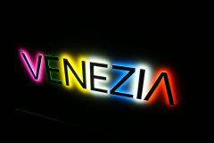 Kaseton-reklamowy-podwietalny-neon-efekt-venezia-01-scaled