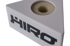 Hiro-kostka-akryl-bialy-logo