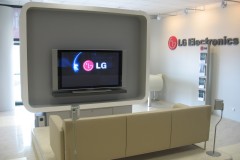 LG-Mlawa-Showroom-telewizor-obudowa-podswietlana-z-plexi-2