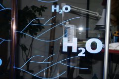 Prezenter-grawerowany-z-plexi-podswietlany-krawedziowo-stand-H2O-15_small