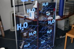 Prezenter-grawerowany-z-plexi-podswietlany-krawedziowo-stand-H2O-2_small