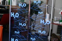 Prezenter-grawerowany-z-plexi-podswietlany-krawedziowo-stand-H2O-3_small