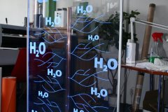 Prezenter-grawerowany-z-plexi-podswietlany-krawedziowo-stand-H2O-5_small