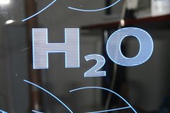 Prezenter-grawerowany-z-plexi-podswietlany-krawedziowo-stand-H2O-7_small