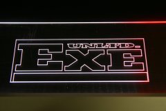 Prezenter-grawerowany-podswietlany-z-plexi-logo-podswietlane-1_wynik