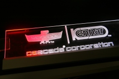 Prezenter-grawerowany-podswietlany-z-plexi-logo-podswietlane-2
