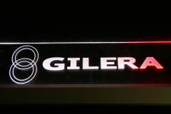 Prezenter-grawerowany-podswietlany-z-plexi-logo-podswietlane-20
