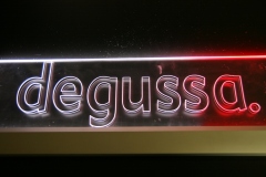 Prezenter-grawerowany-podswietlany-z-plexi-logo-podswietlane-23