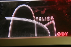 Prezenter-grawerowany-podswietlany-z-plexi-logo-podswietlane-31