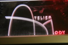 Prezenter-grawerowany-podswietlany-z-plexi-logo-podswietlane-31_wynik