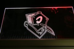 Prezenter-grawerowany-podswietlany-z-plexi-logo-podswietlane-34_wynik