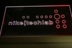 Prezenter-grawerowany-podswietlany-z-plexi-logo-podswietlane-36