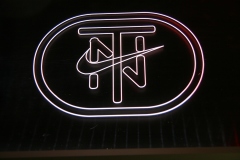 Prezenter-grawerowany-podswietlany-z-plexi-logo-podswietlane-37
