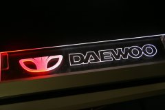 Prezenter-grawerowany-podswietlany-z-plexi-logo-podswietlane-3_wynik