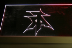 Prezenter-grawerowany-podswietlany-z-plexi-logo-podswietlane-42