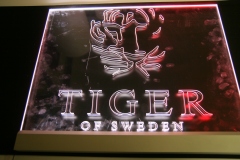 Prezenter-grawerowany-podswietlany-z-plexi-logo-podswietlane-46
