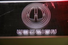 Prezenter-grawerowany-podswietlany-z-plexi-logo-podswietlane-47_wynik