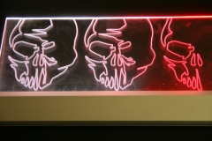 Prezenter-grawerowany-podswietlany-z-plexi-logo-podswietlane-5