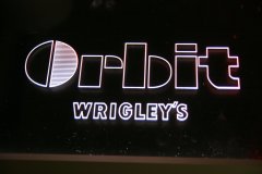 Prezenter-grawerowany-podswietlany-z-plexi-logo-podswietlane-57_wynik