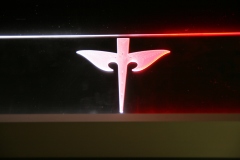 Prezenter-grawerowany-podswietlany-z-plexi-logo-podswietlane-7