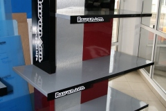 Regal-ekspozycja-Ravanson-branding-plexi-akryl-
