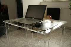 Stolik-z-plexi-biurko-laptop-01