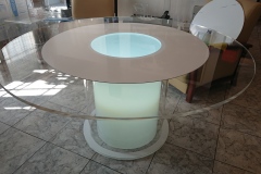 Stol-z-plexi-do-studio-tv-scenografia-03