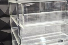 Szafka-barek-komoda-z-plexi-szuflady-na-kolkach-11