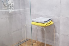 Taboret-plexi-do-azienki-stoek-prysznic-03