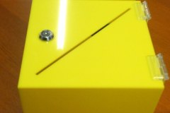 Urna-z-plexi-zolta-na-ulotki-z-klapka-zamykana-na-kluczyk-01