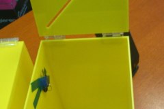 Urna-z-plexi-zolta-na-ulotki-z-klapka-zamykana-na-kluczyk-02