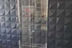 Witryna-gablota-z-plexi-z-polkami-drzwiczki-na-zamek-5